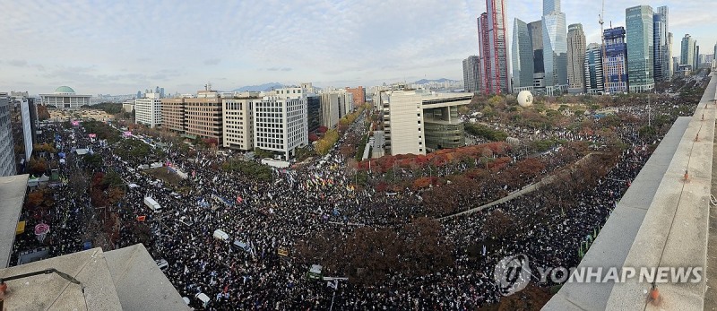 국회 앞 모인 수많은 시민들.(사진=연합뉴스)