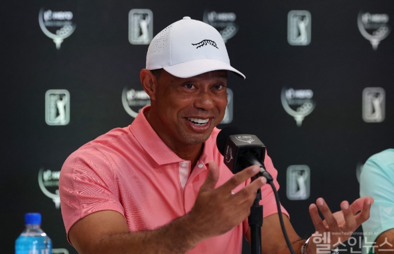 타이거 우즈가 지난 4일 바하마 낫소의 올버니GC에서 열린 히어로 월드 챌린지 공식 기자회견에서 인터뷰하고 있다. (AP연합뉴스 제공)