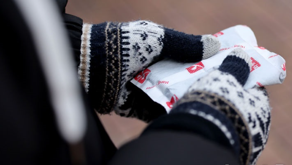 기온이 급격히 떨어져 추운 날씨를 보인 지난달 27일 대구 중구 동성로에서 장갑을 낀 한 시민이 핫팩을 들고 길을 걷고 있다.