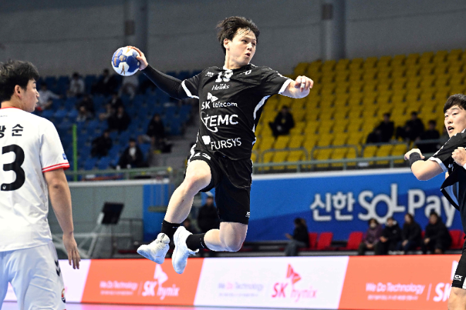 플라잉 슛을 시도하는 SK호크스 이현식 / 사진제공=한국핸드볼연맹