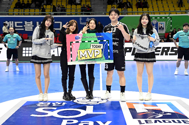 매치 MVP로 선정된 SK호크스 이현식 / 사진제공=한국핸드볼연맹