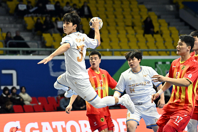 플라잉 슛을 던지는 인천도시공사 이요셉 / 사진제공-한국핸드볼연맹