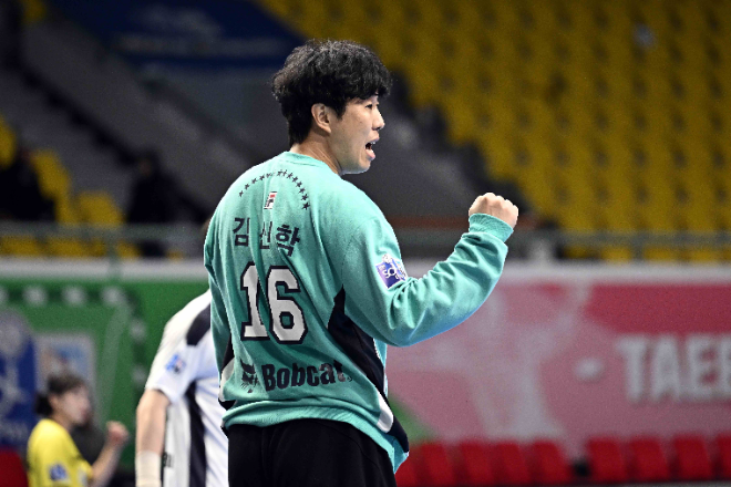 선방에 성공하고 주먹을 불끈쥐는 두산 김신학 / 사진제공=한국핸드볼연맹