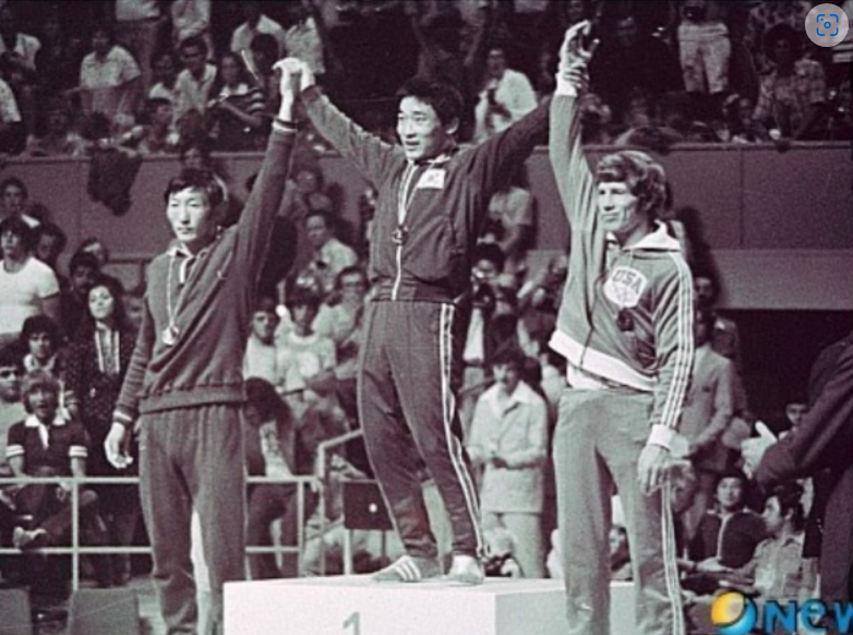 건국이후 처음으로 올림픽 금메달을 획득한 양정모가 1976년 몬트리올 올림픽 레슬링 자유형에서 1위를 차지한 뒤 시상식에서 환호하는 모습.