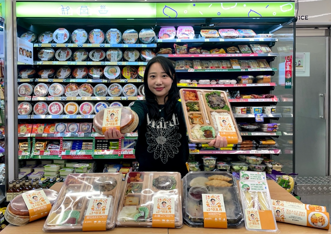 CU가 ‘급식대가’ 이미영 조리사와 함께 소불고기, 닭볶음탕 등 학교 급식 인기 메뉴를 편의점표 급식으로 재해석한 콜라보 상품 22종을 오는 10일부터 순차적으로 출시한다. ⓒ CU