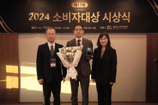 김경원 제주항공 커머셜전략실장(사진 가운데)이 12월6일 서울 중구 한국프레스센터에서 열린 한국소비자학회 주관 소비자 대상 시상식에서 CCM 서비스 혁신 부문 대상을 수상하고 있다. ⓒ 제주항공