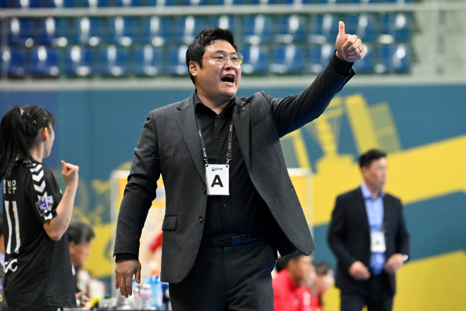 경남개발공사 김현창 감독의 신한 SOL페이 23-24 핸드볼 H리그 경기모습 / 사진제공=한국핸드볼연맹