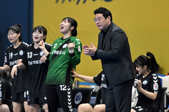 경남개발공사 김현창 감독의 신한 SOL페이 23-24 핸드볼 H리그 경기모습 / 사진제공=한국핸드볼연맹