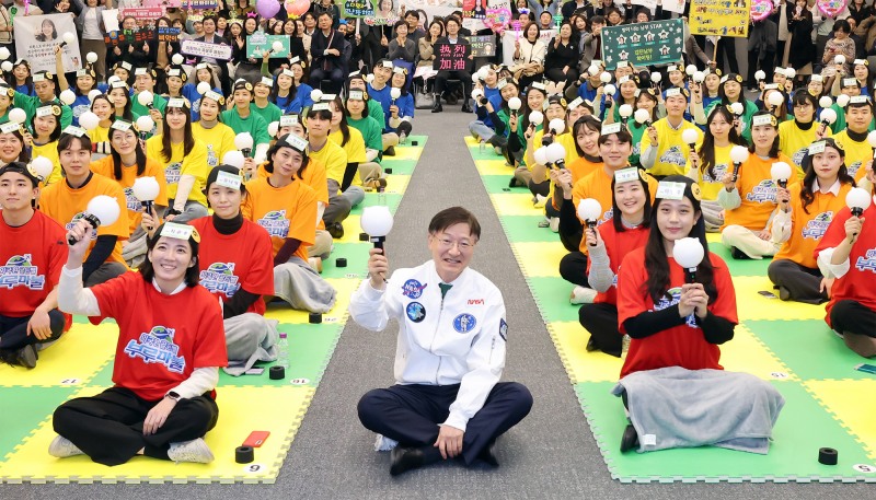 하나은행은 지난 6일 하나금융그룹 명동사옥 4층 대강당에서 전국 외국환 우수직원들이 참여하는 외국환 지식경연 대회인 제 19회「2024 외국환 골든벨」결선행사를 진행했다고 밝혔다. 이승열 하나은행장(사진 가운데)이 대회에 참여한 직원들과 함께 응원 포즈를 취하고 있다.
