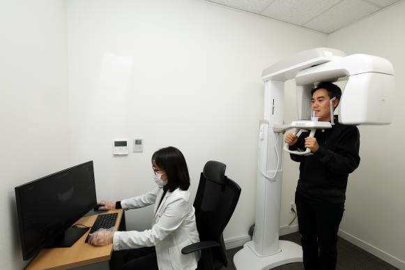 치과 파노라마 엑스레이 촬영하는 모습