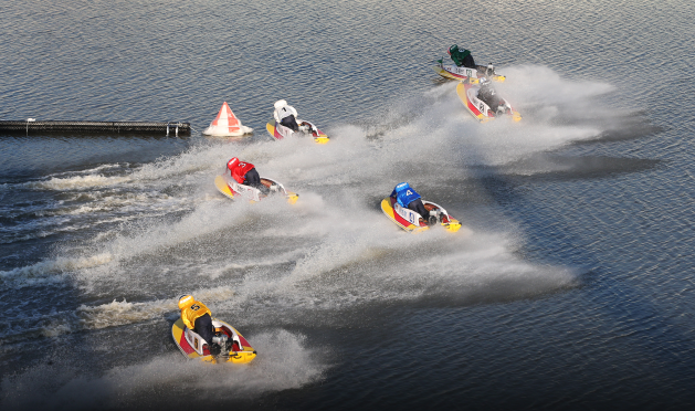 미사리 경정장에서 펼쳐진 경정 경주에서 1번 선수가 1턴 마크를 바짝 돌며 선두를 꿰차고 있다.