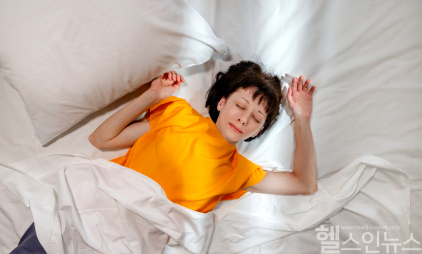 천장을 보며 올바른 자세로 수면을 취하는 것보다 만세 자세를 해야 더 편하다면 흉추후만증을 의심해 봐야 한다. (클립아트코리아)