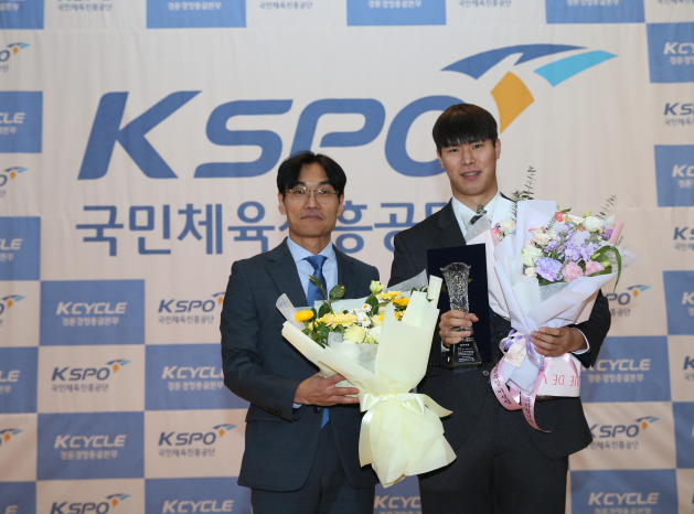 경륜경정총괄본부 신현광 경륜경주실장(왼쪽)과 29기 수석 졸업생 박건수가 기념사진을 촬영하고 있다.