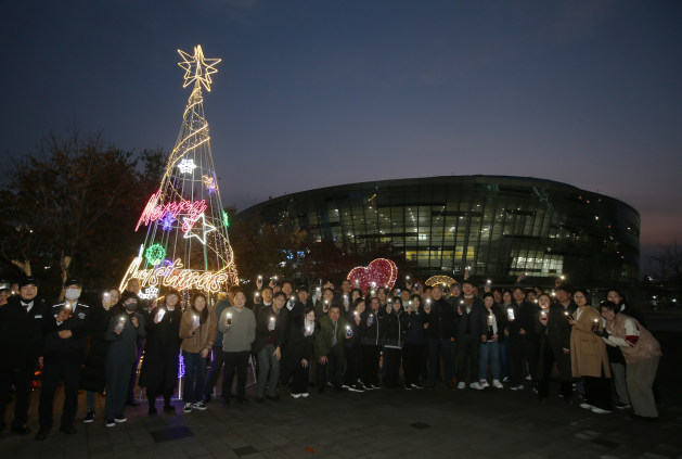 경륜경정총괄본부 임직원들이 광명스피돔에 설치된 경관조명에서 기념사진을 촬영하고 있다.