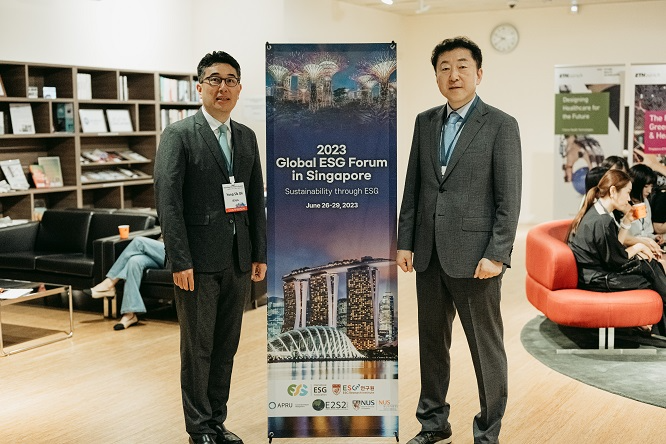 왼쪽부터 국제ESG협회 옥용식 교수, 이재혁 교수