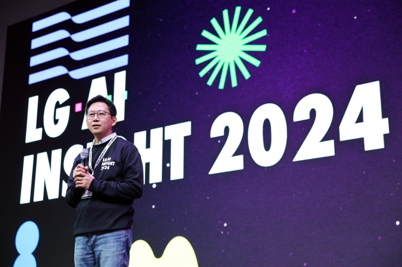배경훈 LG AI연구원장이 지난 11월 열린 LG AI 인사이트(Insight) 2024에서 한 해 동안의 연구 성과를 발표하고 있다