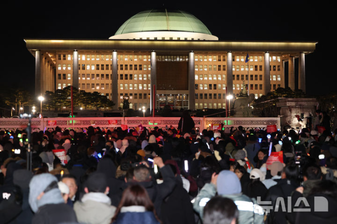 사진은 지난 7일 서울 여의도 국회 앞에서 열린 '내란죄 윤석열 퇴진! 국민주권 실현! 사회대개혁! 국민촛불대행진'이 마무리 된 뒤 일부 시민이 남아 국회를 향해 윤석열 대통령의 탄핵을 촉구하고 있는 모습. (사진 = 뉴시스)