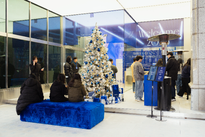 '토스뱅크 라운지 오픈 이벤트'가 시작된 2일 오후 서울 강남구 테헤란로 토스뱅크 사옥 1층 토스뱅크 라운지 앞엔 이벤트에 참여하기 위한 고객들로 붐비고 있다. ⓒ 토스뱅크
