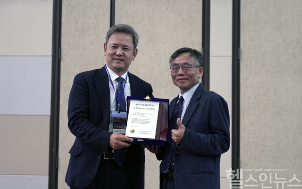 박창영 대한검진의학회 회장(좌)과 첸 시우시 IACCS 회장(우, 국립대만대학교) (대한검진의학회 제공)