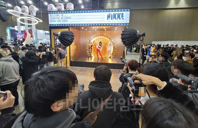 니케 부스에서 코스프레 행사가 열리고 있다. 사진 : 이동근 기자