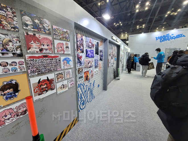 니케 부스에 전시된 스티커와 일러스트들. 사진 : 이동근 기자