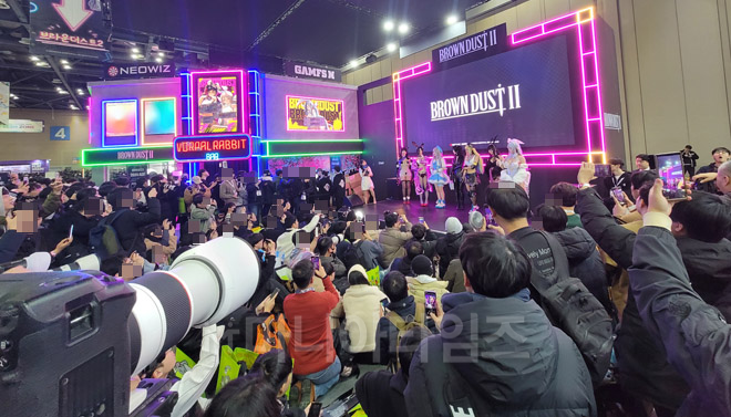 '브라운더스트2' 코스프레 행사에서 수많은 카메라들이 코스어들을 향하고 있다. 사진 : 이동근 기자