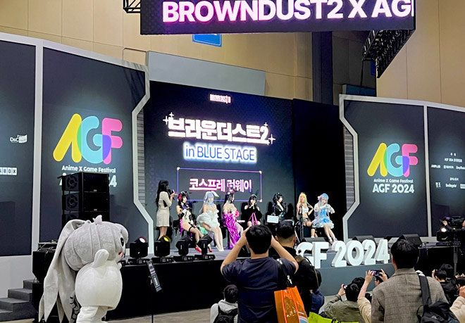 '브라운더스트2' 코스프레 행사에 참여한 코스어들의 인터뷰가 진행 중이다. 사진 제공 : 네오위즈