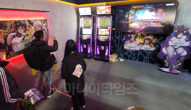 '브라운더스트2' 부스 내부에서 미니게임 '다트 던지기'가 진행 중이다. 사진 : 이동근 기자