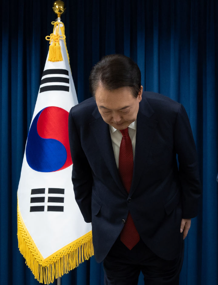 윤석열 대통령이 지난 7일 서울 용산 대통령실 청사에서 국회 본회의 대통령 탄핵소추안 표결을 앞두고 대국민 담화를 발표하며 고개숙여 사과하고 있는 모습. (사진 = 뉴시스)