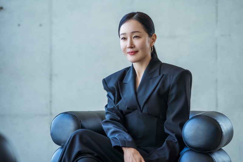 ‘트렁크’ 엄지원 압도적인 존재감…여유로운 미소+눈빛 ‘이선’ 그 자체