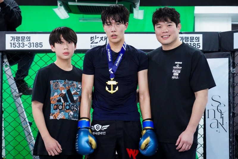 김대환 UFC 해설위원(오른쪽)의 큰아들 김호진(가운데)이 ‘뽀빠이연합의원KMMA25대구’에서 종합격투기 첫 승리 후 아버지, 동생 김세진(왼쪽)과 기념 촬영을 하고 있다. 사진=스탠다드앤드프로그레스 스포츠에이전시 제공