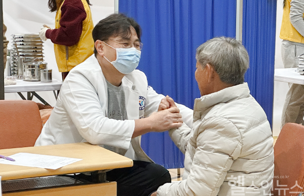 강북연세병원 최일헌 병원장이 지난 8일 강원도 철원에서 진행한 의료봉사에서 한 지역주민의 척추 건강을 살피고 있다. (강북연세병원 제공)