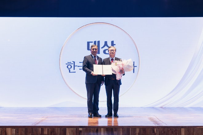 왼쪽부터 민병삼 사단법인한국공공기관감사협회장, 전영상 한국전력공사 상임감사위원이 감사업무 유공 기관대상 수상 기념 사진을 찍고 있다. ⓒ 한전