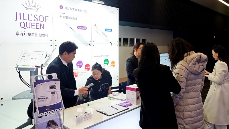 ▲(사진설명) 휴온스메디텍이 최근 이대서울병원에서 열린 ‘여성비뇨기능 및 성의학회’에 참가했다. 사진은 휴온스메디텍 전시 부스에서 관계자들이 참관객에게 제품을 선보이고 있다.
