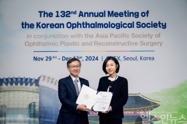 대한안과학회 비디오상을 수상 중인 유경민 임상강사 (서울성모병원 제공)