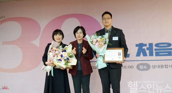 (오른쪽부터) 나원균 동성제약 대표이사, 이수희 강동구청장 (동성제약 제공)