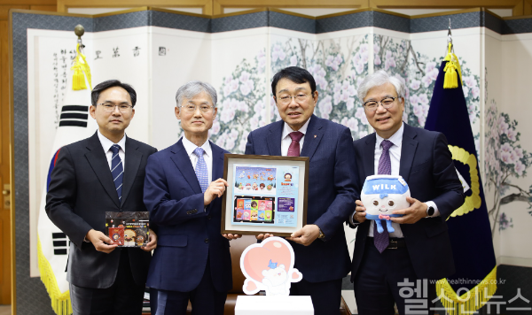 신민석 대한결핵협회 회장(오른쪽)이 조희대 대법원장에게 2024년도 크리스마스 씰을 증정하며 기념 사진을 촬영하고 있다. (대한결핵협회 제공)