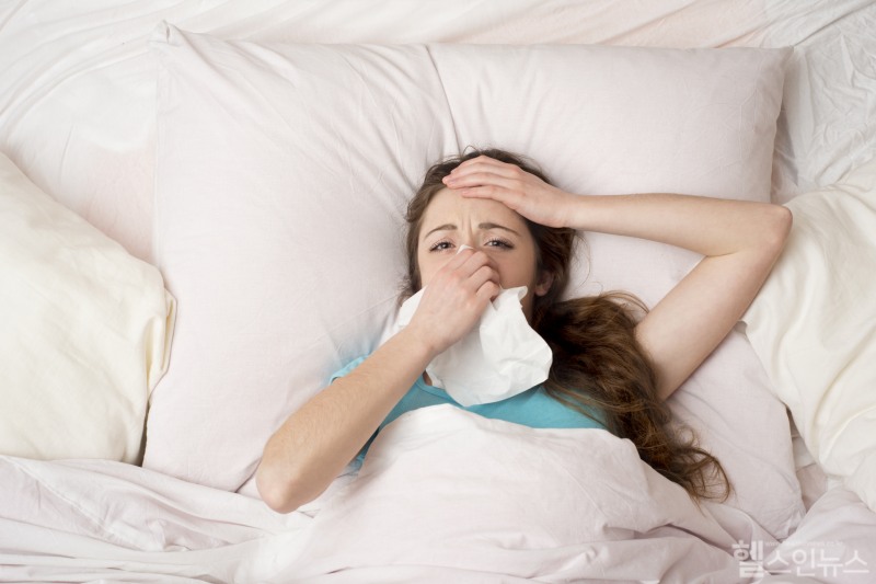 실제로 독감 경험자의 말에 의하면 감기는 힘들어도 일은 나갔는데, 독감은 움직일 수도 없을 정도로 아팠다고 한다. (클립아트코리아)