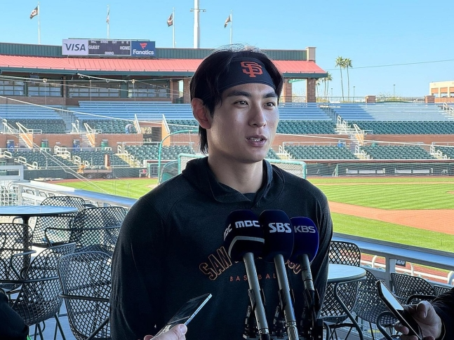 취재진과 인터뷰하는 이정후