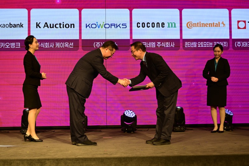 (사진설명: 제1회 대한민국 일·생활 균형 우수기업 시상식에서 이형세 테크빌교육 대표(오른편)가 박일준 대한상공회의소 상근부회장(왼편)으로부터 상을 수여 받고 있다.)