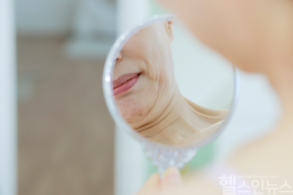 노화가 원인인 이중턱은 다이어트를 해도 잘 사라지지 않는다. 이때 꾸준한 괄사나 스위치온 다이어트 방법들이 도움이 될 수 있다. (클립아트코리아)