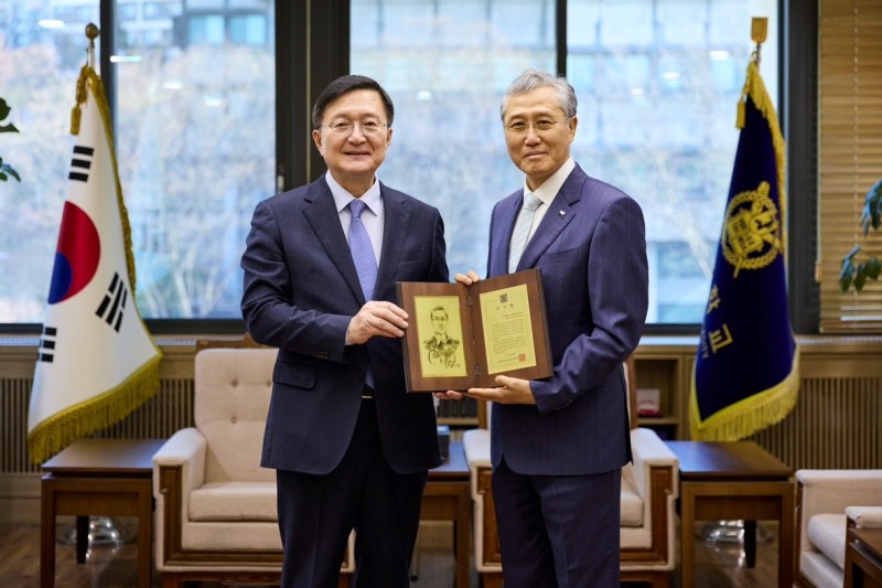 (▲ 김대영 앤하우스 회장(사진 오른쪽)이 유홍림 서울대 총장(왼쪽)과 감사패를 들고 기념 촬영하고 있다/ 사진=메가MGC커피 제공)