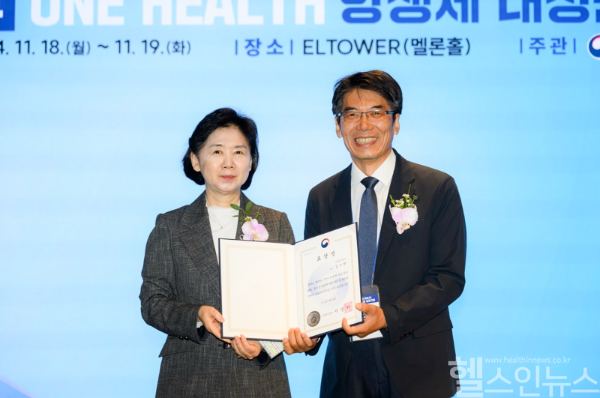 김수현 화순전남대학교병원 진단검사의학과 교수(오른쪽)가 최근 ‘세계 항생제 내성 인식주간’ 기념식에서 항생제 내성 예방과 관리에 기여한 공로를 인정받아 질병관리청장 표창을 수상했다. (화순전남대학교병원 제공)