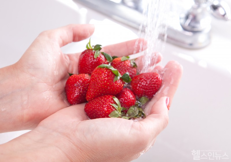 딸기의 꼭지를 따지 않은 채로 흐르는 물에 깨끗하게 씻어준다. 씻고 난 후 꼭지를 잘라주면 된다. (클립아트코리아)