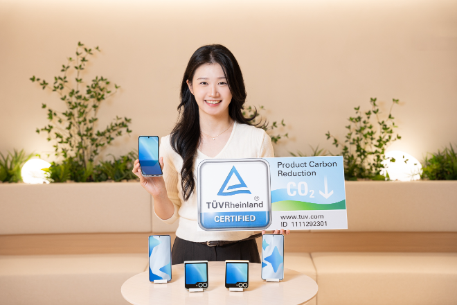 삼성디스플레이 직원이 탄소 배출 저감 인증을 로고를 들고  기념 촬영을 하고 있는 모습. ⓒ삼성디스플레이