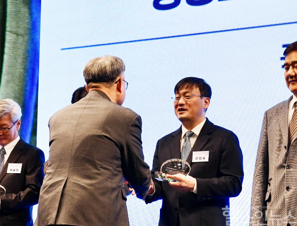 국민건강보험 일산병원, 2년 연속 공공보건의료계획 최우수 기관 선정(병원장 기관 포상 사진) (국민건강보험 일산병원 제공)