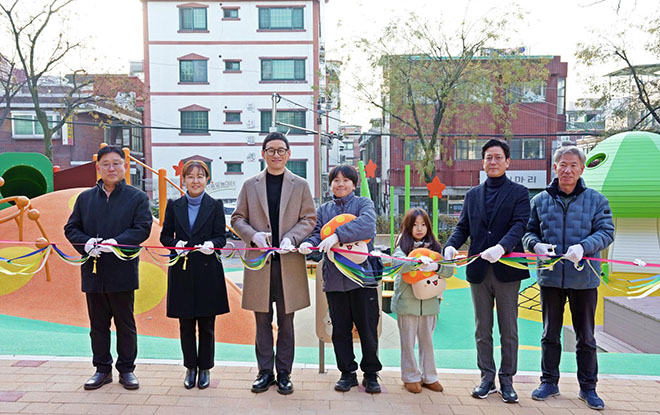 왼쪽부터 성남시청 녹지과 김진욱 과장, 굿네이버스 아동권리사업본부 박정순 본부장, 넥슨 김창섭 메이플스토리 국내 총괄디렉터, 도담성남동지역아동센터 김승준 어린이, 도담성남동지역아동센터 이하람 어린이, 넥슨 김정욱 대표이사(넥슨재단 이사장 겸임), 경기도청 정원산업과 이정수 과장. 사진 제공 : 넥슨