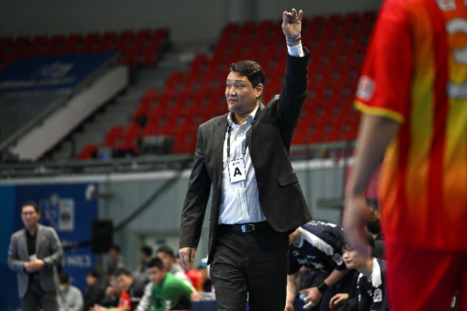 두산 윤경신 감독의 작전지시 모습. / 사진제공=한국핸드볼연맹