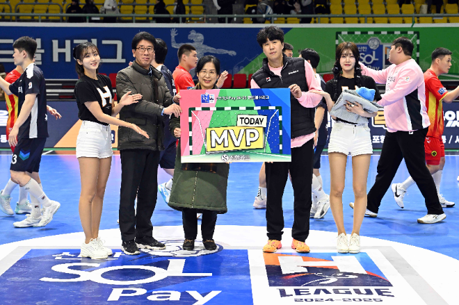 매치 MVP에 선정된 두산 김신학 골키퍼. / 사진제공=한국핸드볼연맹