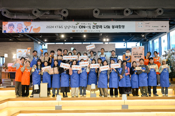 봉사활동에서 참가자들이 기념사진 촬영을 하고 있다.